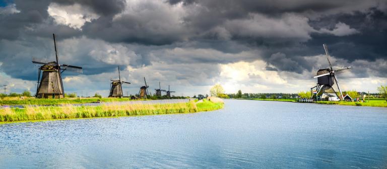 Foto van Nederlandse molens met donkere lucht
