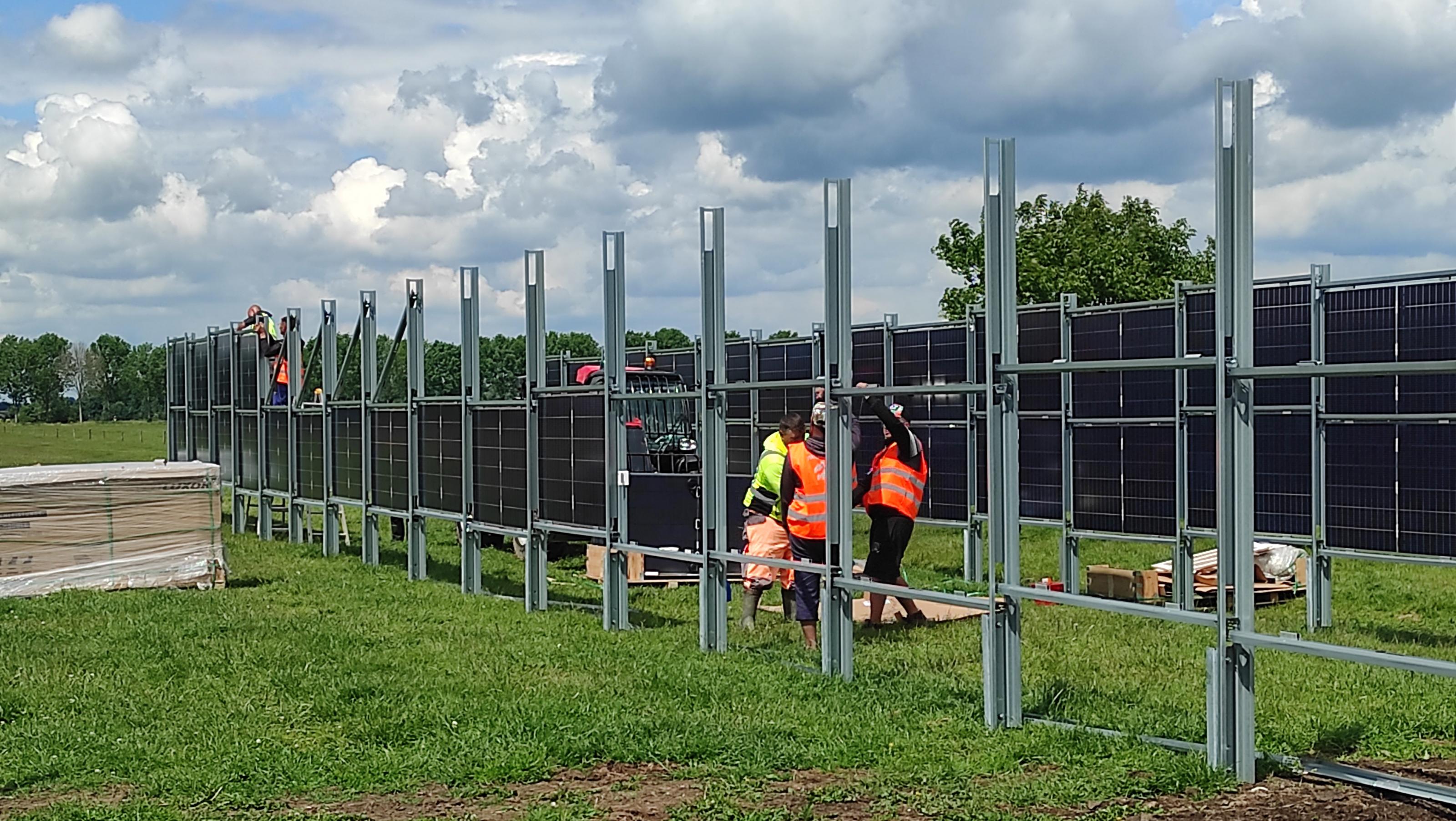bouw zonnepark verticale zonnepanelen