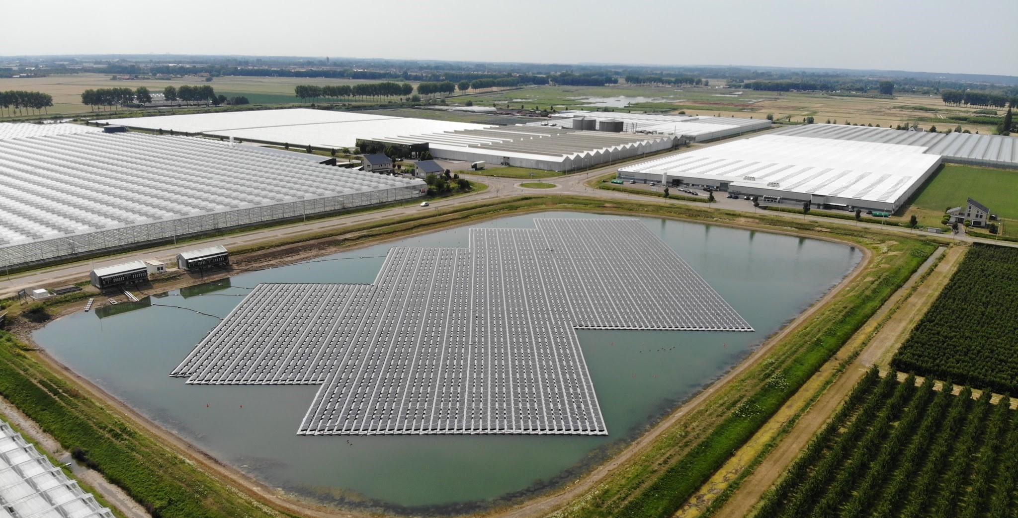 Luchtfoto drijvend zonnepark Lingewaard