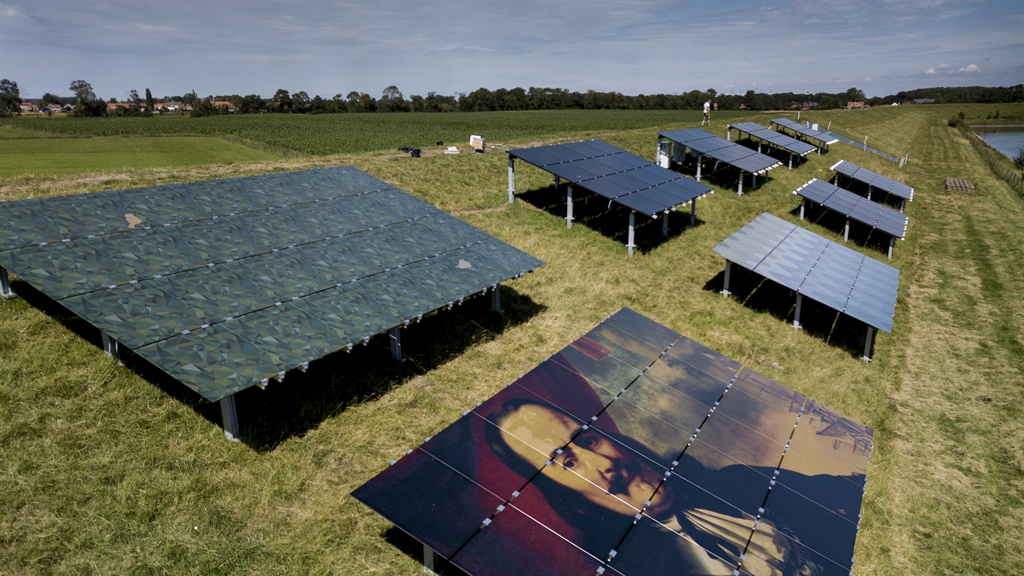 Zonnepanelen op de dijk bij Ritthem