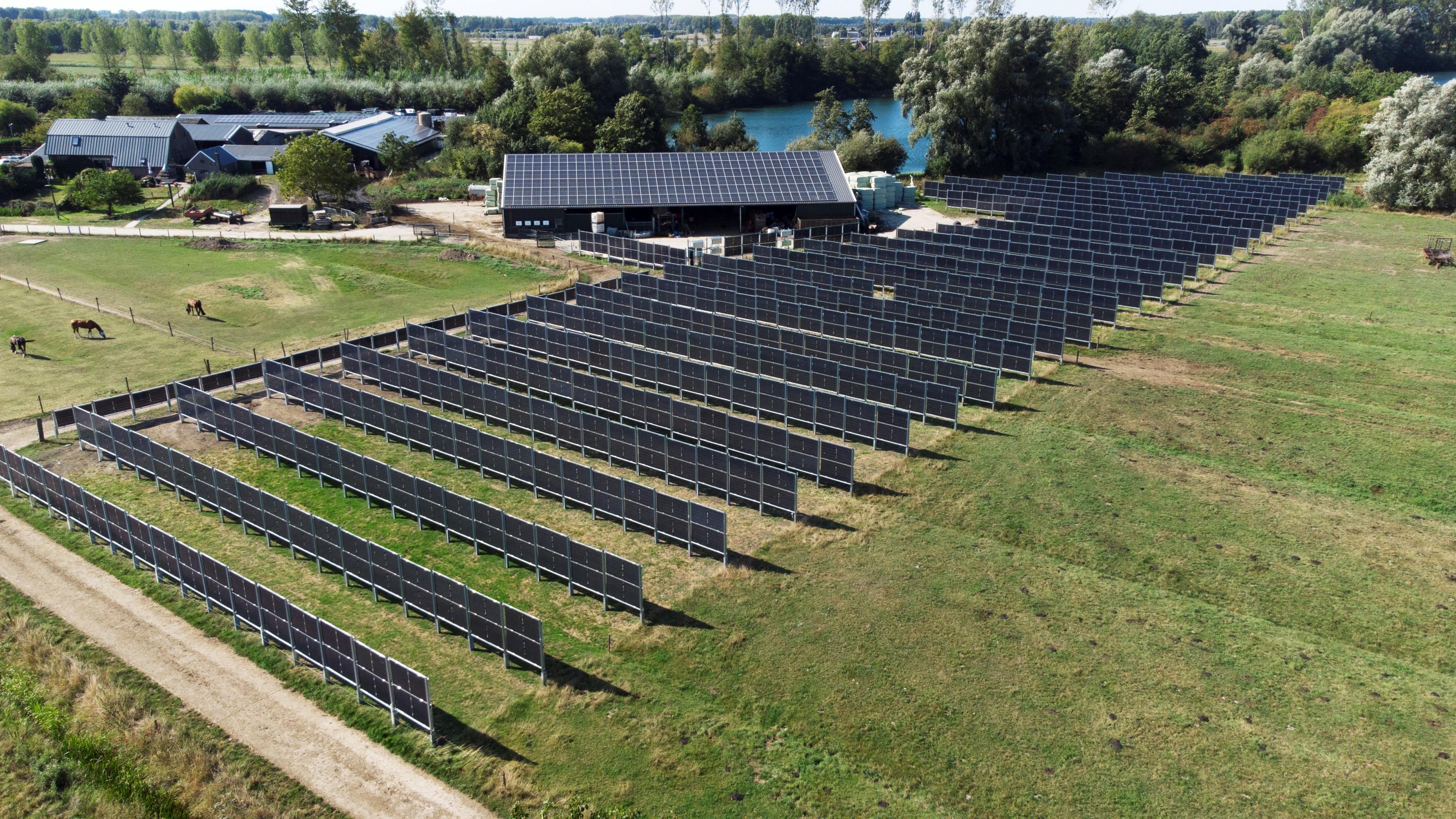 Bovenaanzicht verticale zonnepanelen en dakopstelling