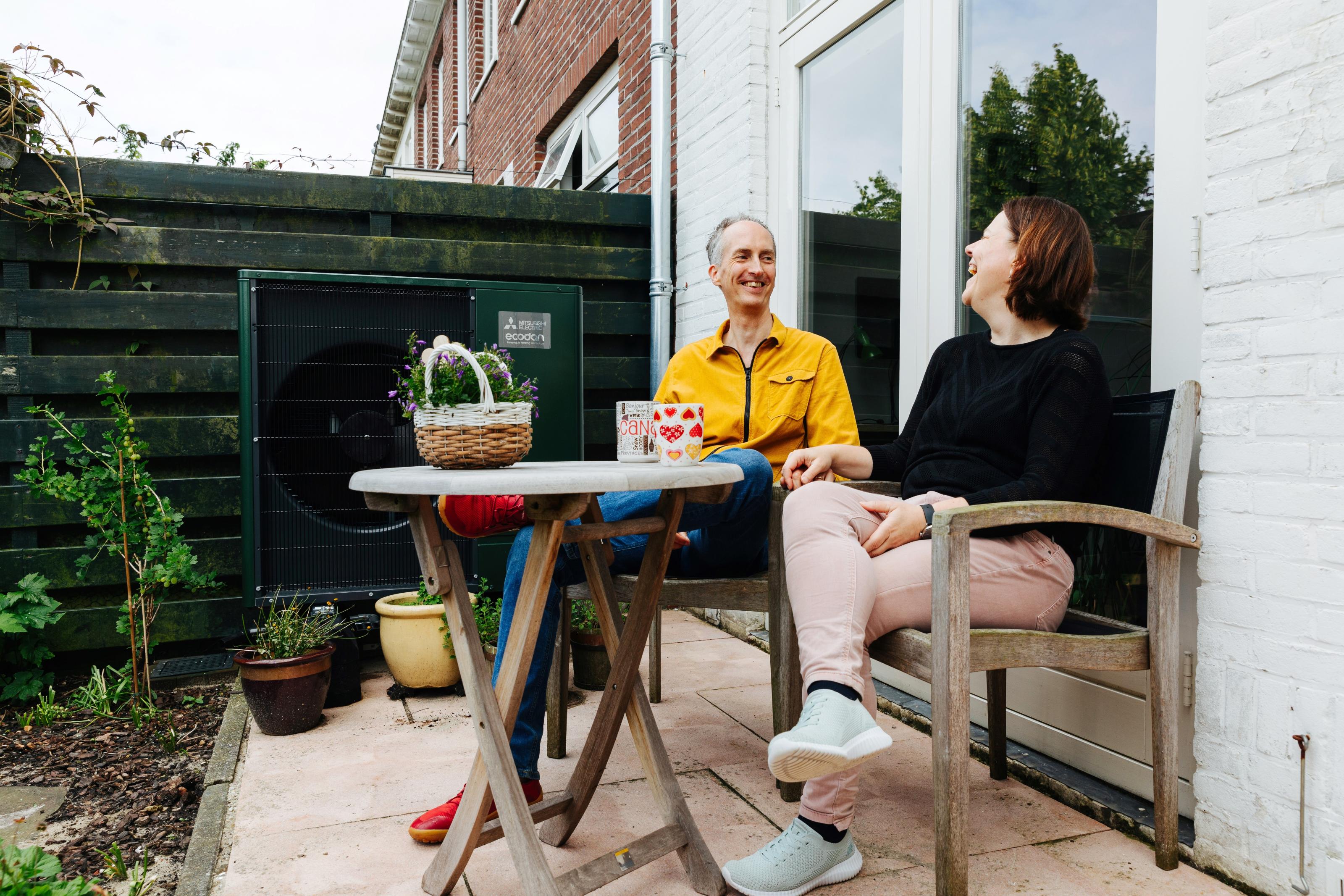 L&eacute;on bij zijn warmtepomp