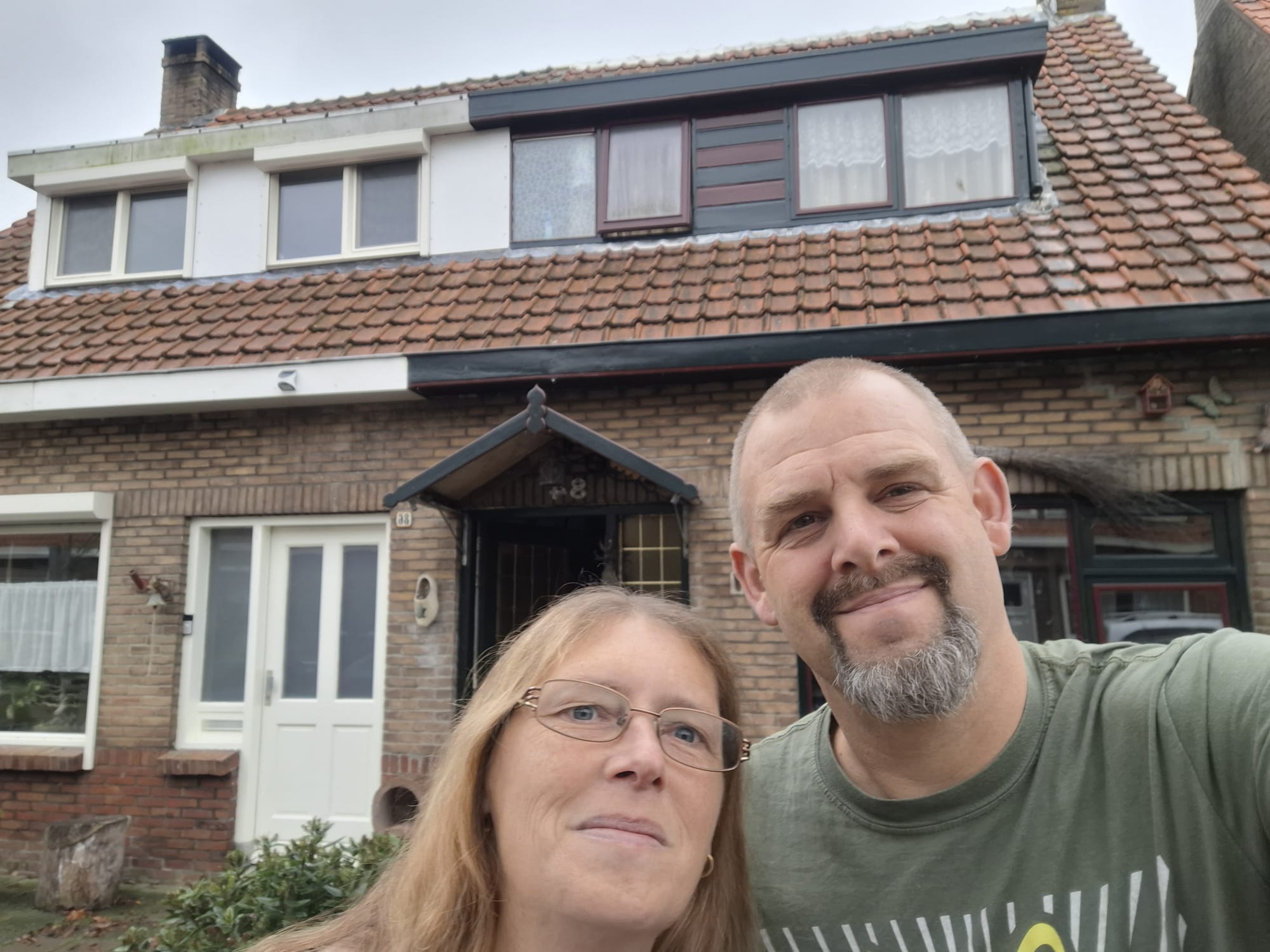 Daniel en zijn vrouw bij hun huis