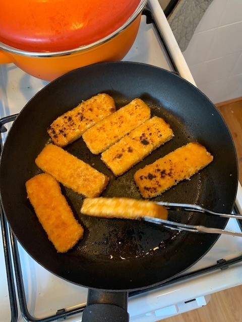 Foto van plantaardige vissticks van Jumbo in een pan