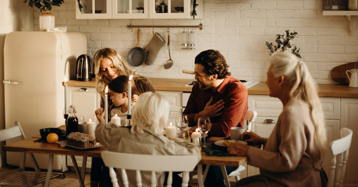 Foto van een gezin aan tafel