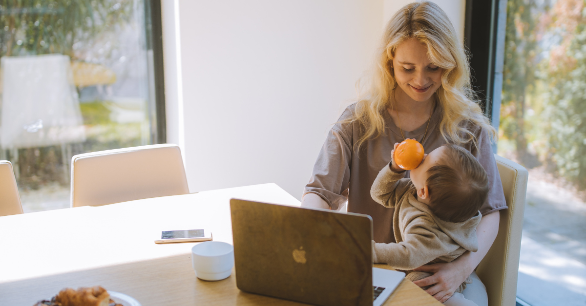 Foto van vrouw met kind achter een laptop