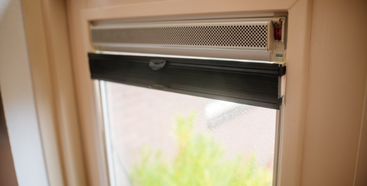 Ventilatierooster in kozijn