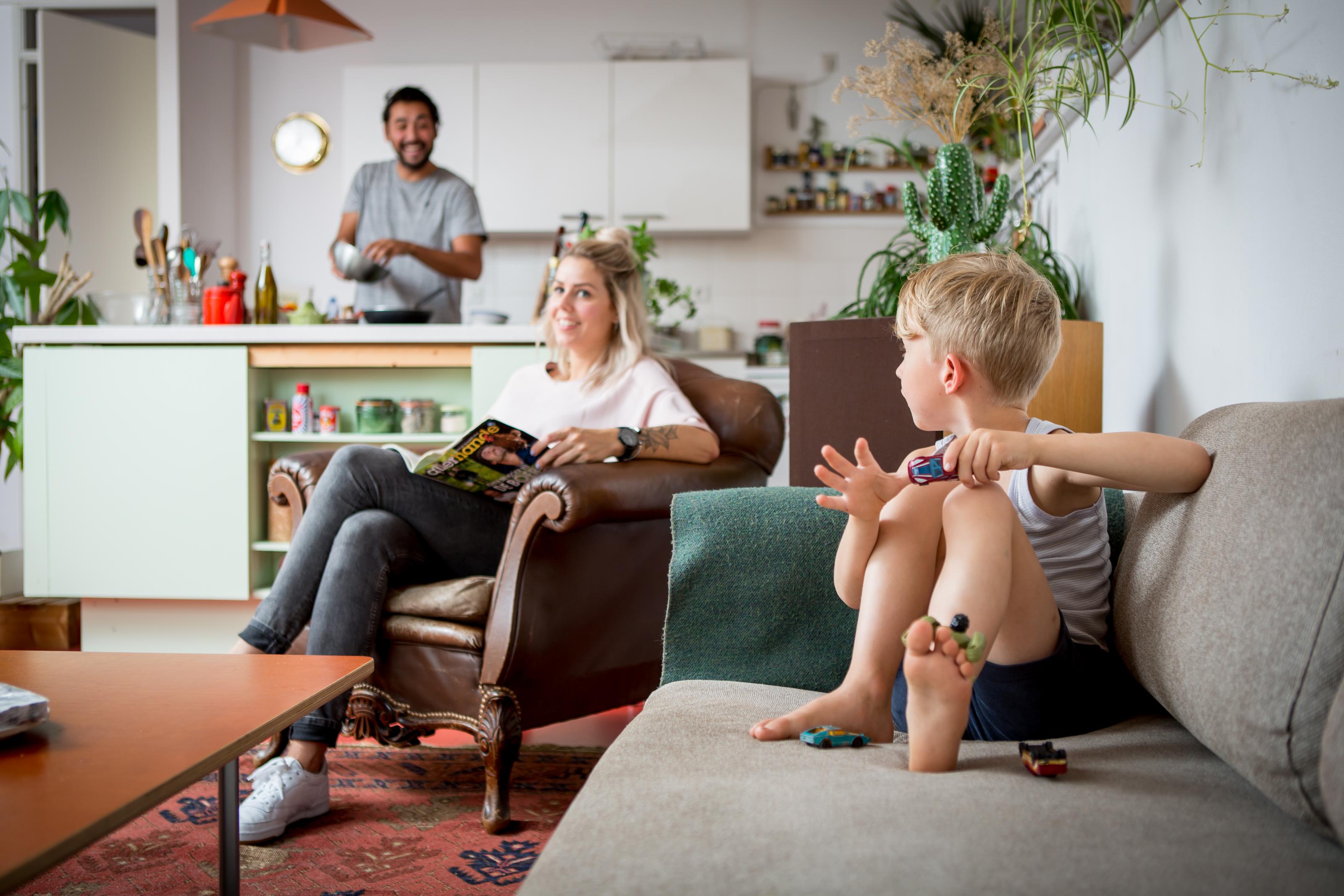 Foto van een gezin in een huiskamer 