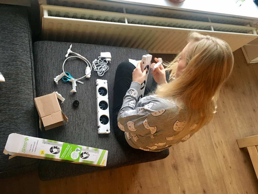 Foto van Susanne die de magneetklipjes bevestigt aan de radiatorventilator