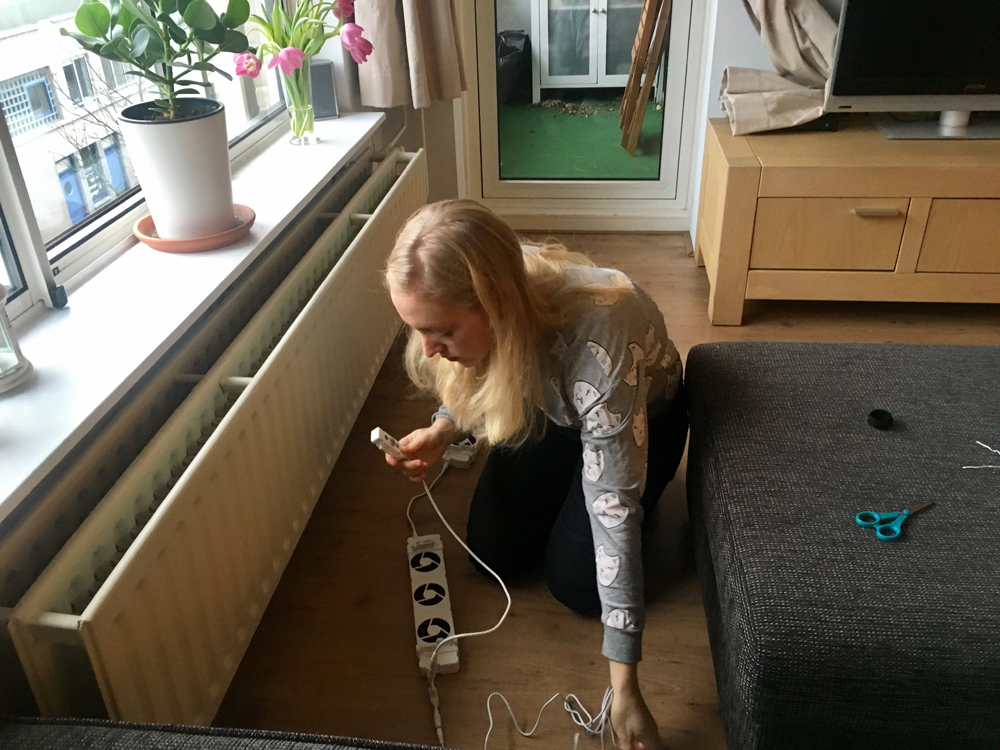 Foto van Susanne die de temperatuursensor aan de radiator bevestigt