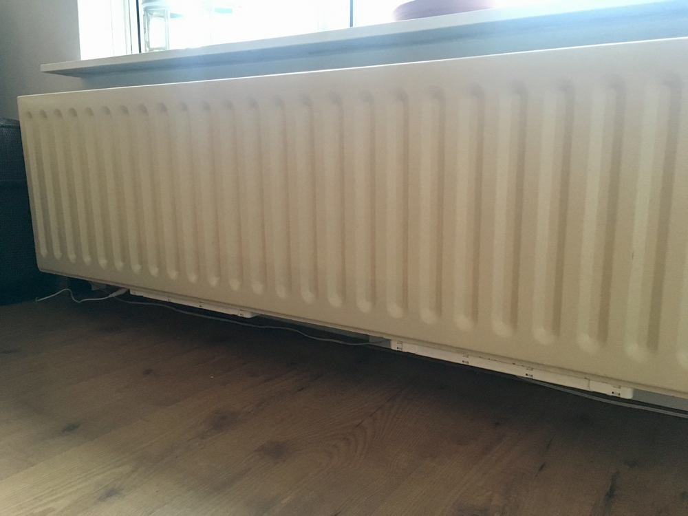 Foto van een radiator met twee radiatorventilatoren bevestigt