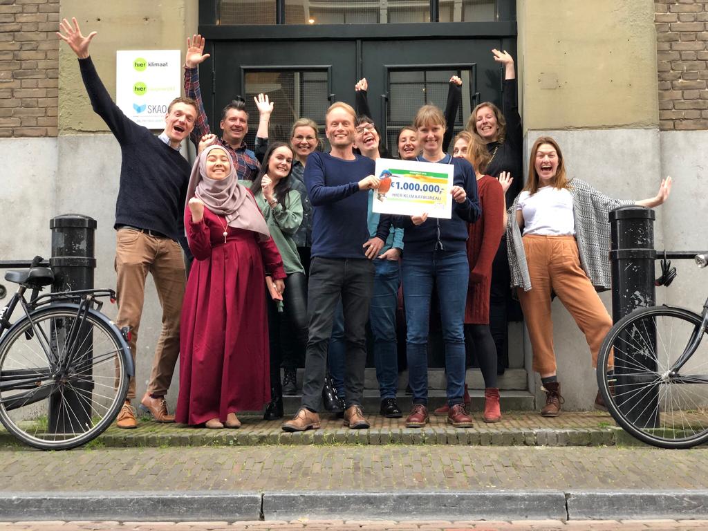 Collega's HIER met cheque Postcode Loterij