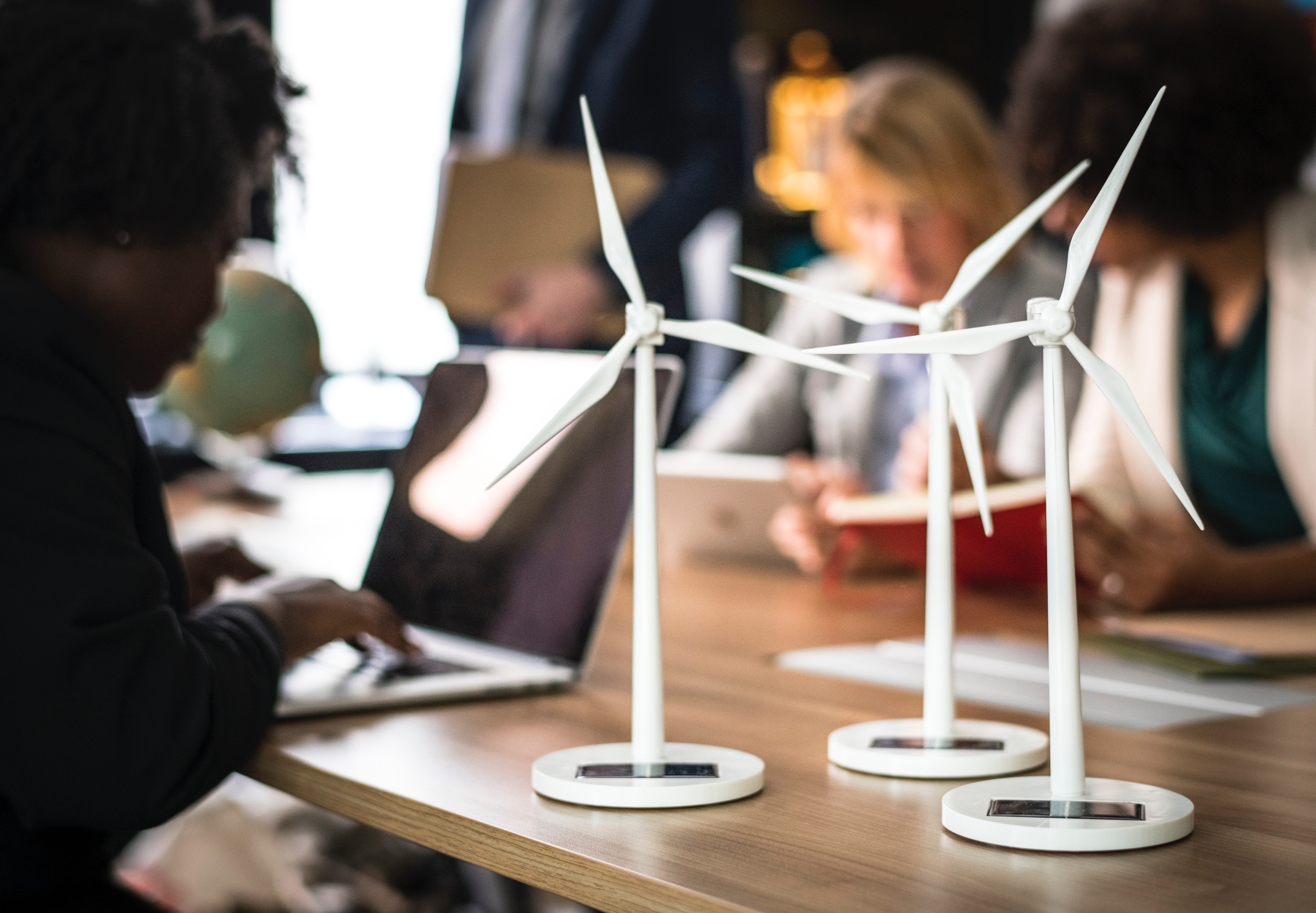 Foto van mini windmolens op een werktafel