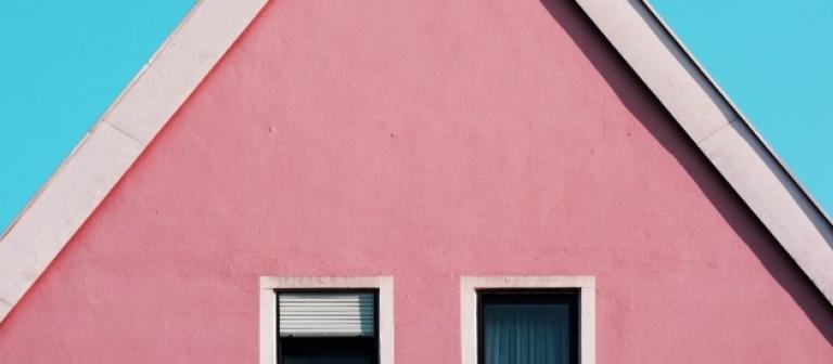 Foto roze huis blauwe lucht