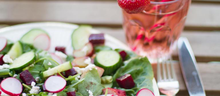 Foto van zomerse salade met rabarber en radijs 