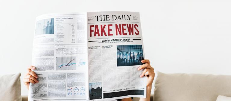 Vrouw die fake news leest