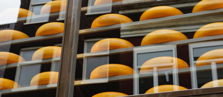 Foto van een etalage met kaas