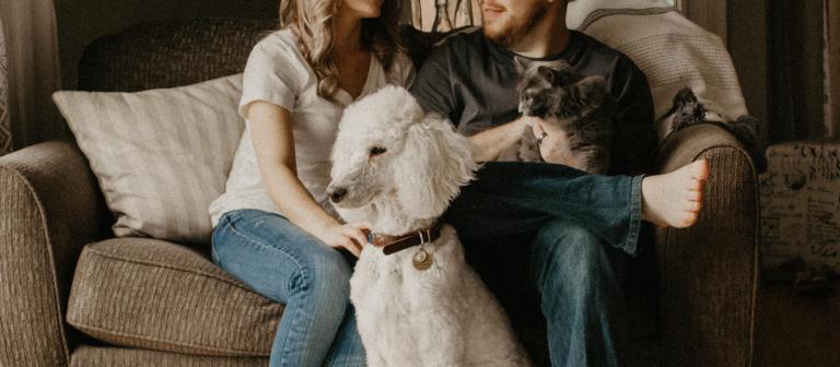 Foto van een stel met een hond