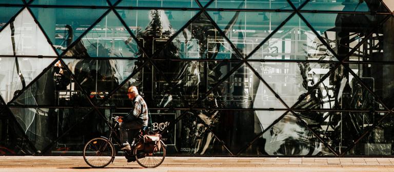 Foto van een man op een fiets in Eindhoven