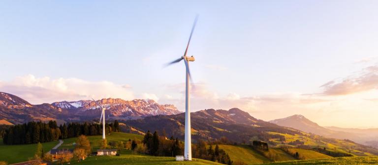 Foto van een windmolen in een natuurgebied