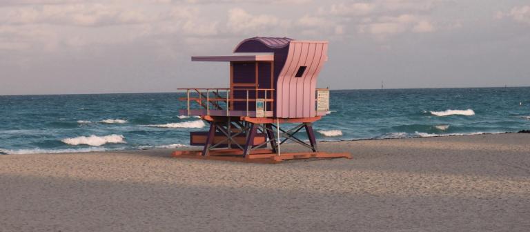 Foto van roze strandhuisje 