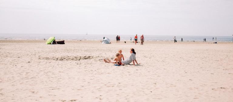 Foto van mensen op het strand