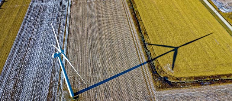 Foto van windmolens op landbouwveld