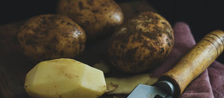 Photo by Eiliv Sonas Aceron aardappels met schilmes op doekje