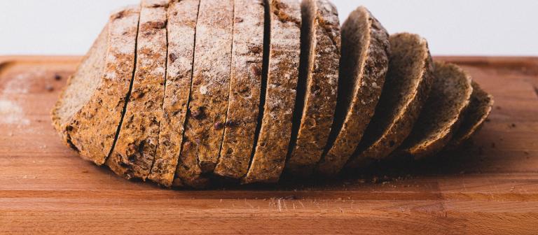 photo by Jude Infantini brood op plank met witte achtergrond