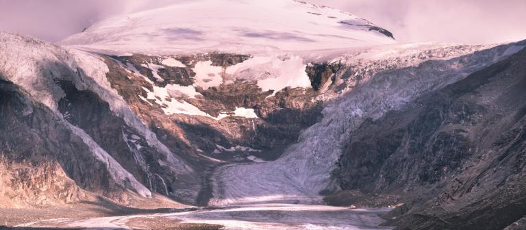 Foto van een berg met ijs dat deels gesmolten is