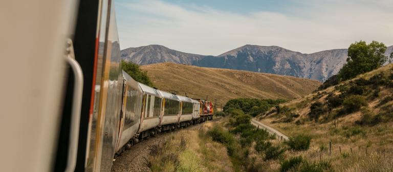 Foto van trein door de bergen