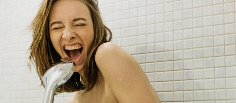 Foto van vrouw die zingt onder de douche