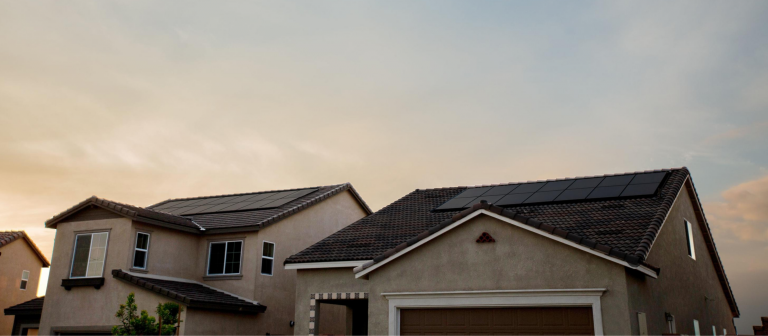 Foto van huizen met zonnepanelen op het dak