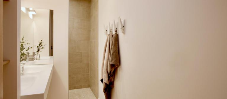 Foto van een badkamer wand met handoeken