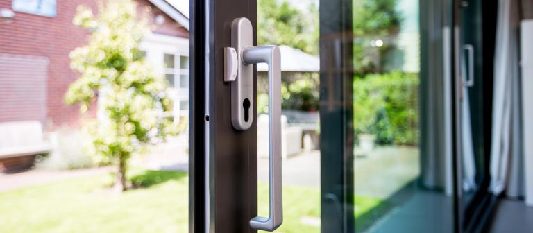 Een moderne schuifpui van kunststof