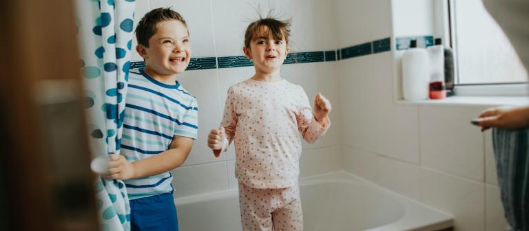 Kinderen verstoppen in de badkuip