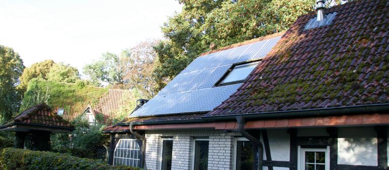 Foto van een huis met zonnepanelen