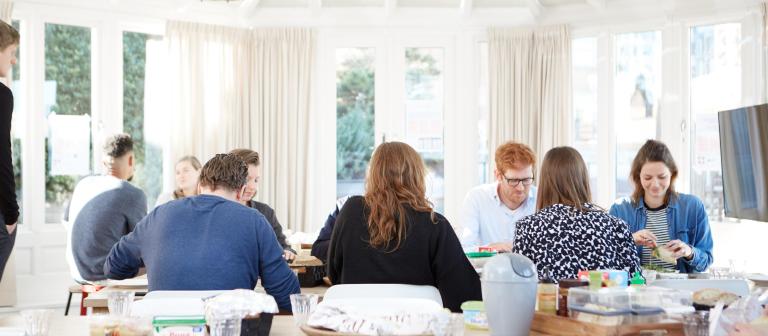 Rebel: medewerkers lunchen samen