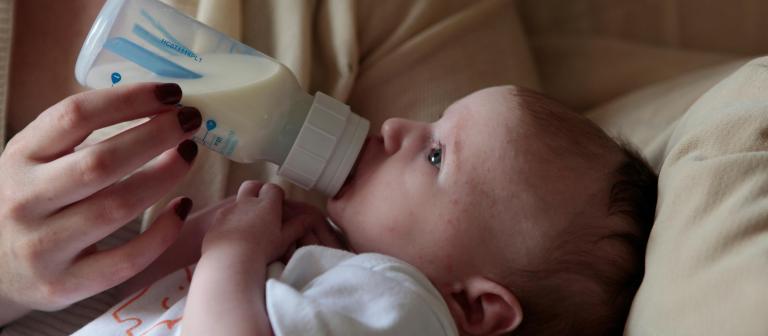 Baby drinkt uit de fles 