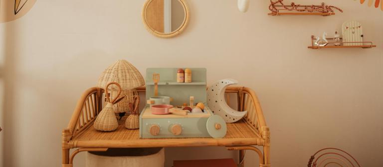 Muur met kinderspullen