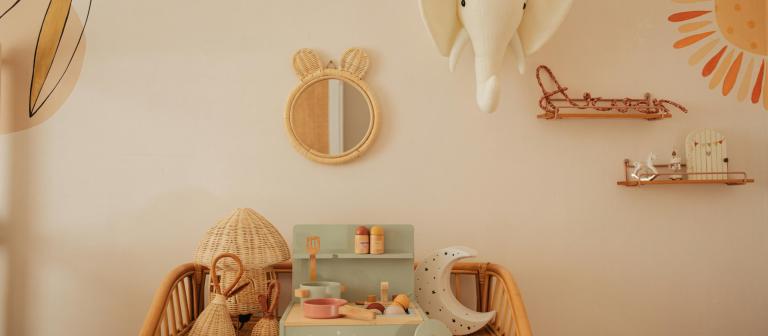 Muur met kinderspullen