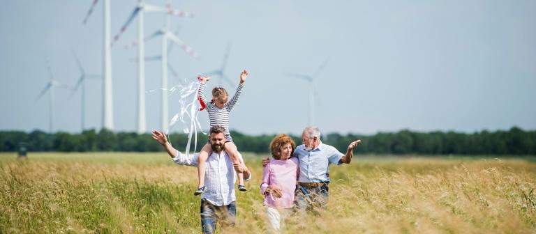 mensen bij windmolen