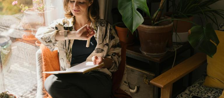 Boekje lezen tegen het raam 