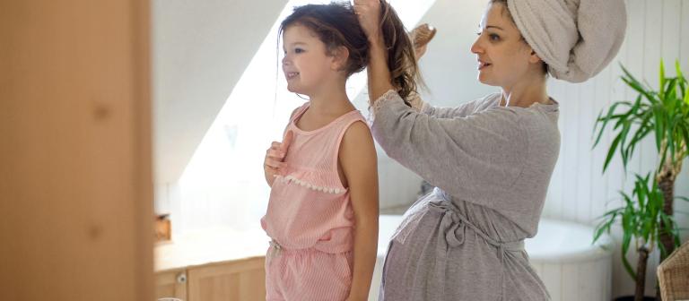 Vrouw met kind in de badkamer