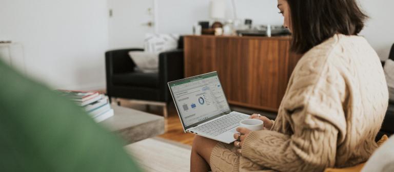 Vrouw die naar rapport op laptop kijkt