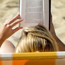 Foto boek strandstoel lezen