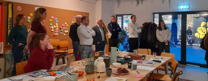 brainstormsessie aan tafel