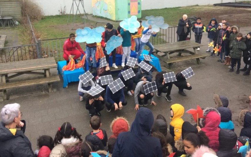 kinderen verkleed als zonnepaneel en wolken