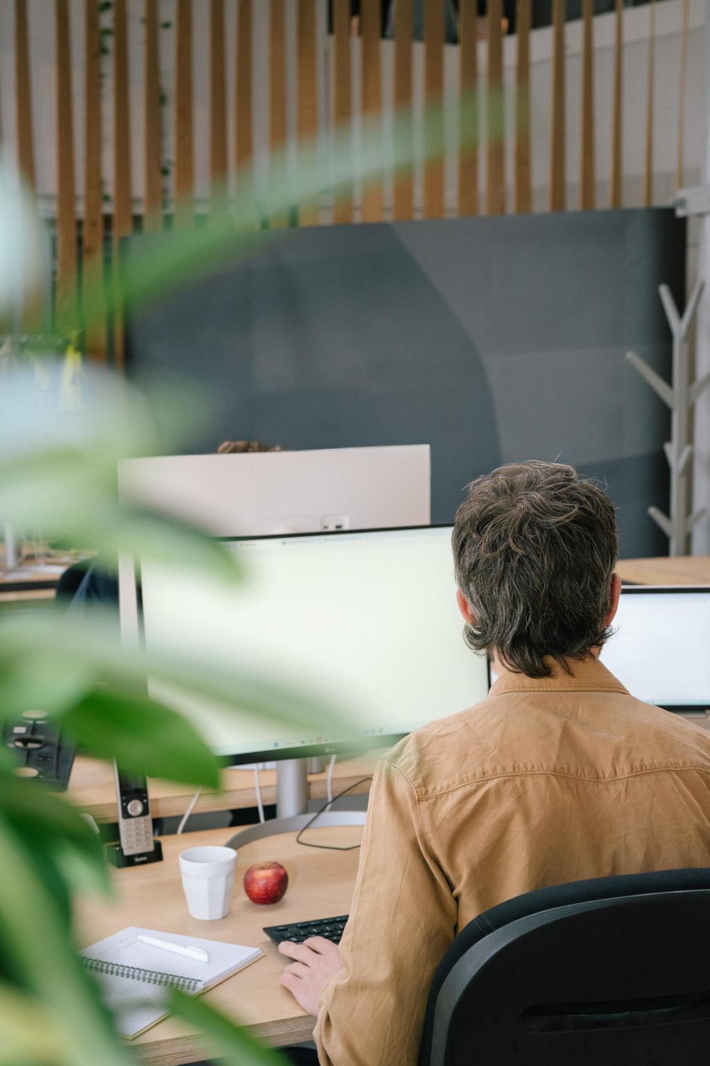 Beeld man werkt achter een computer