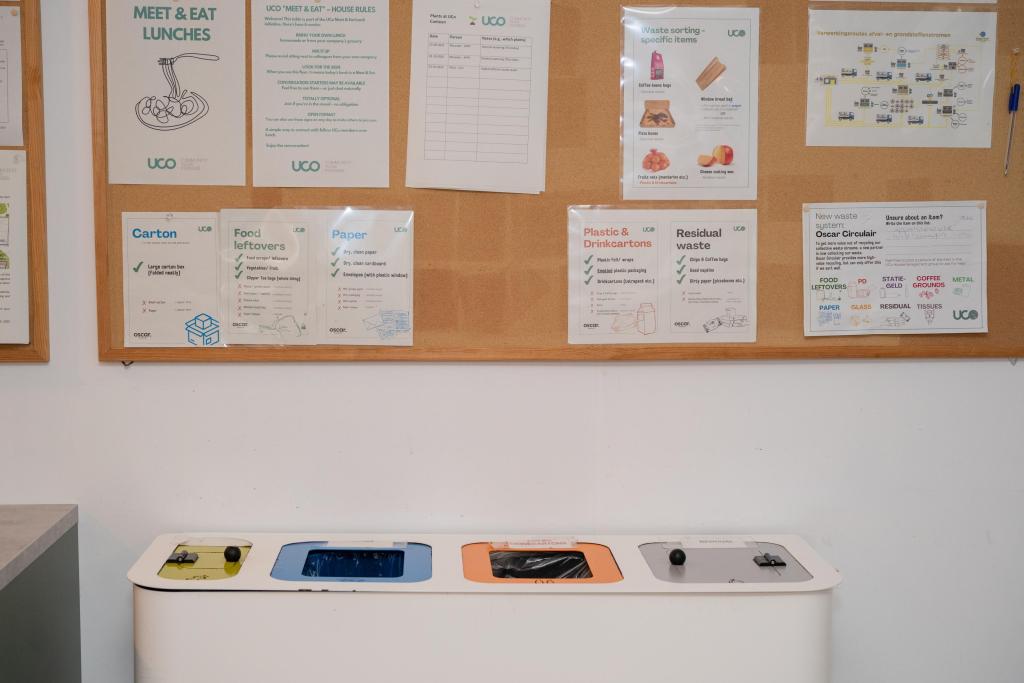 Prikbord bij prullenbakken